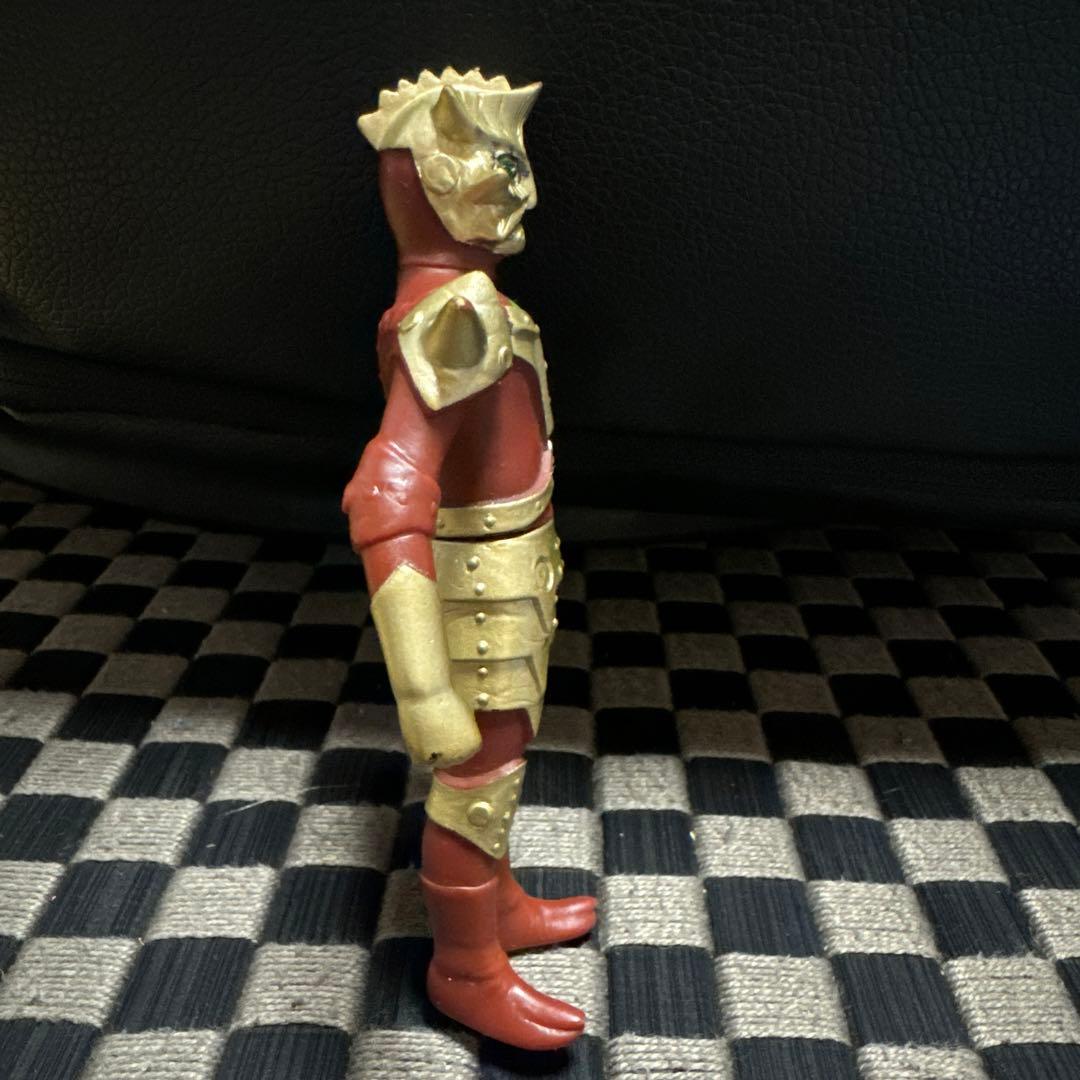 ウルトラマンシリーズ 怪獣 フィギュア 赤と金 約15cm - メルカリ