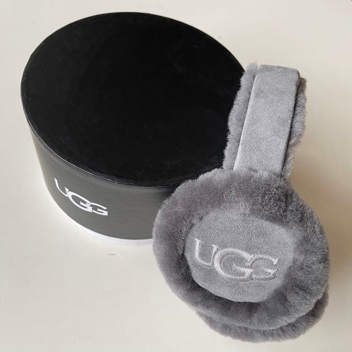 UGG イヤーマフ メタル グレー - メルカリ
