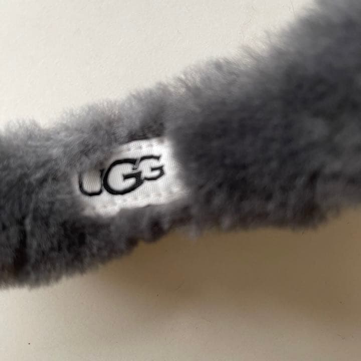 UGG イヤーマフ メタル グレー - メルカリ