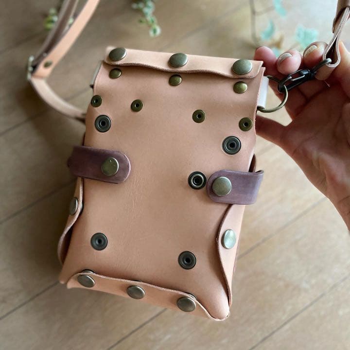 ヌメ革ナチュラル、蝶型押しピンクベージュの蓋付きシザーケース