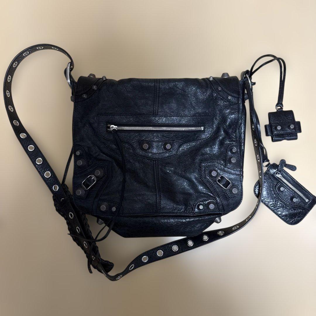 定価25万】BALENCIAGA Le Cagole メッセンジャーバッグ 黒 - メルカリ