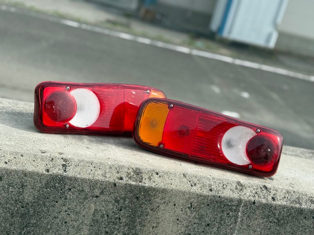 UDトラック（クオン）純正テールランプ左右セット - メルカリ