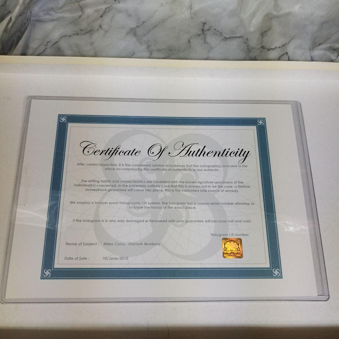 マイリー・サイラス 直筆サイン入り8X10フォト 証明書付き - メルカリ