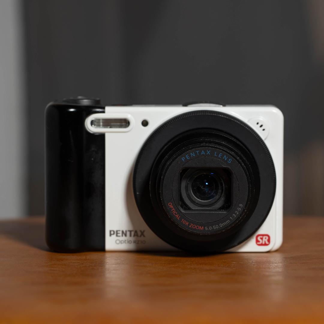 可愛いすぎるコンデジ】PENTAX optio RZ10 ホワイト - メルカリ