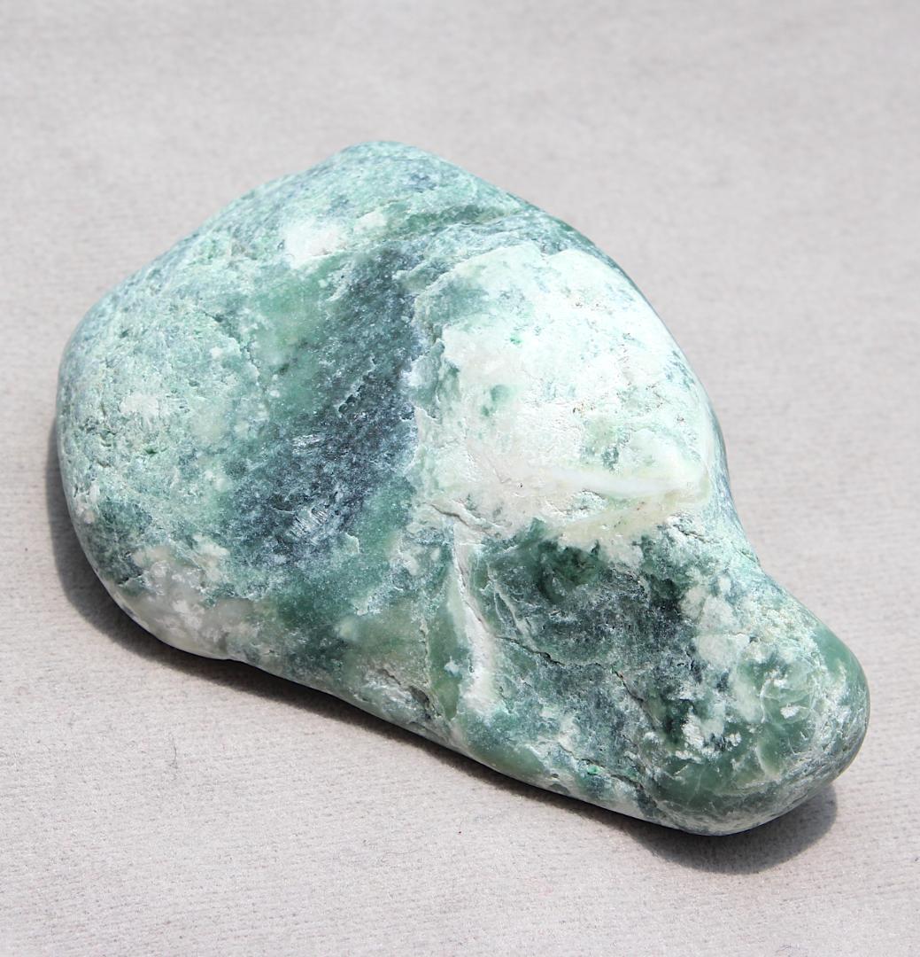 ［濃いめの緑］糸魚川翡翠 原石 131.5g