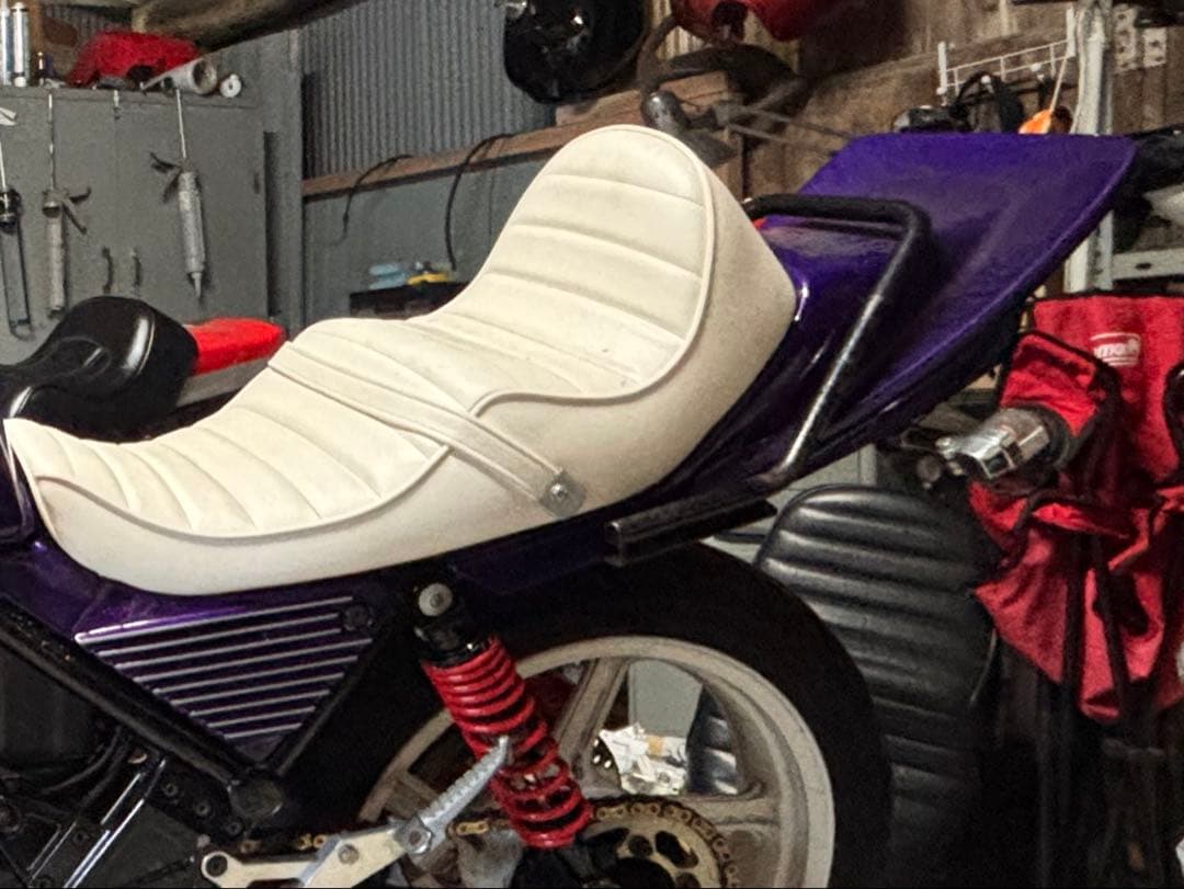 ゼファー400 サムアップシート　猫背 ゼファーχのシート加工張り替え！ アンコ抜き段加工！猫背仕様！ 艶黒