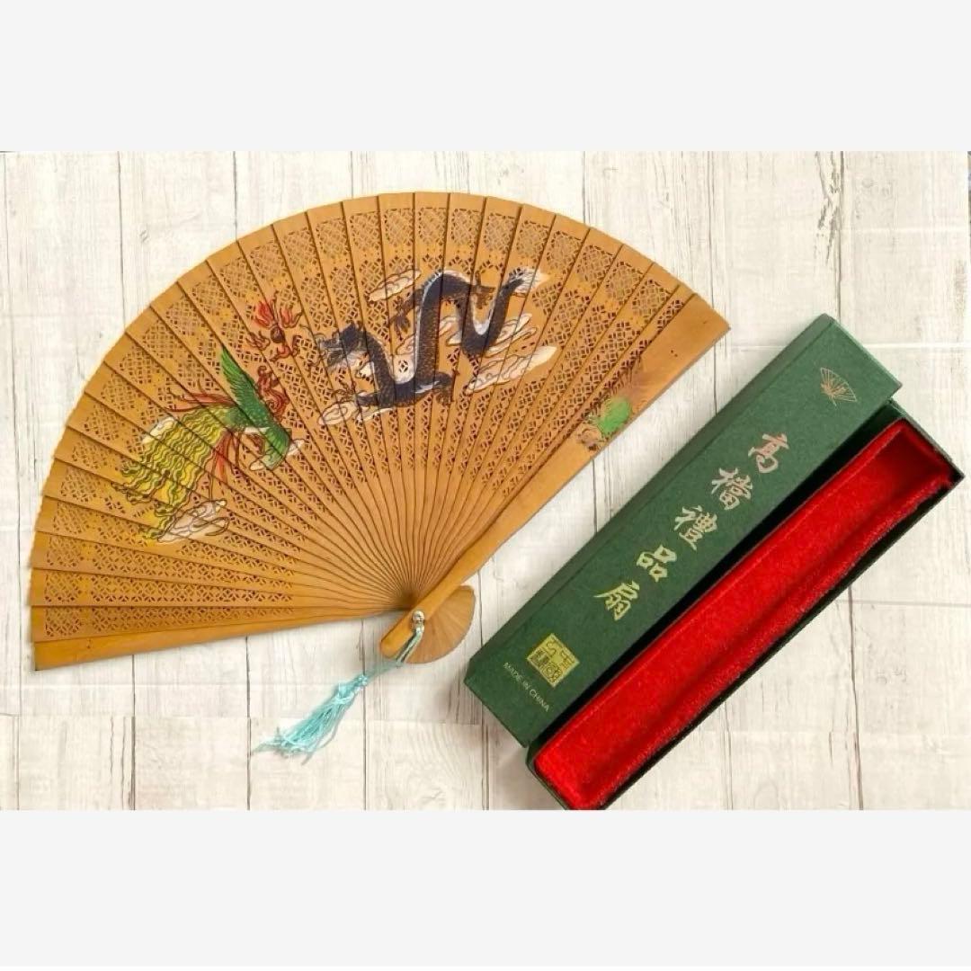 高檔禮品扇 白檀 扇子 中国製 木製透かし彫高檔禮品扇 龍 中国扇子