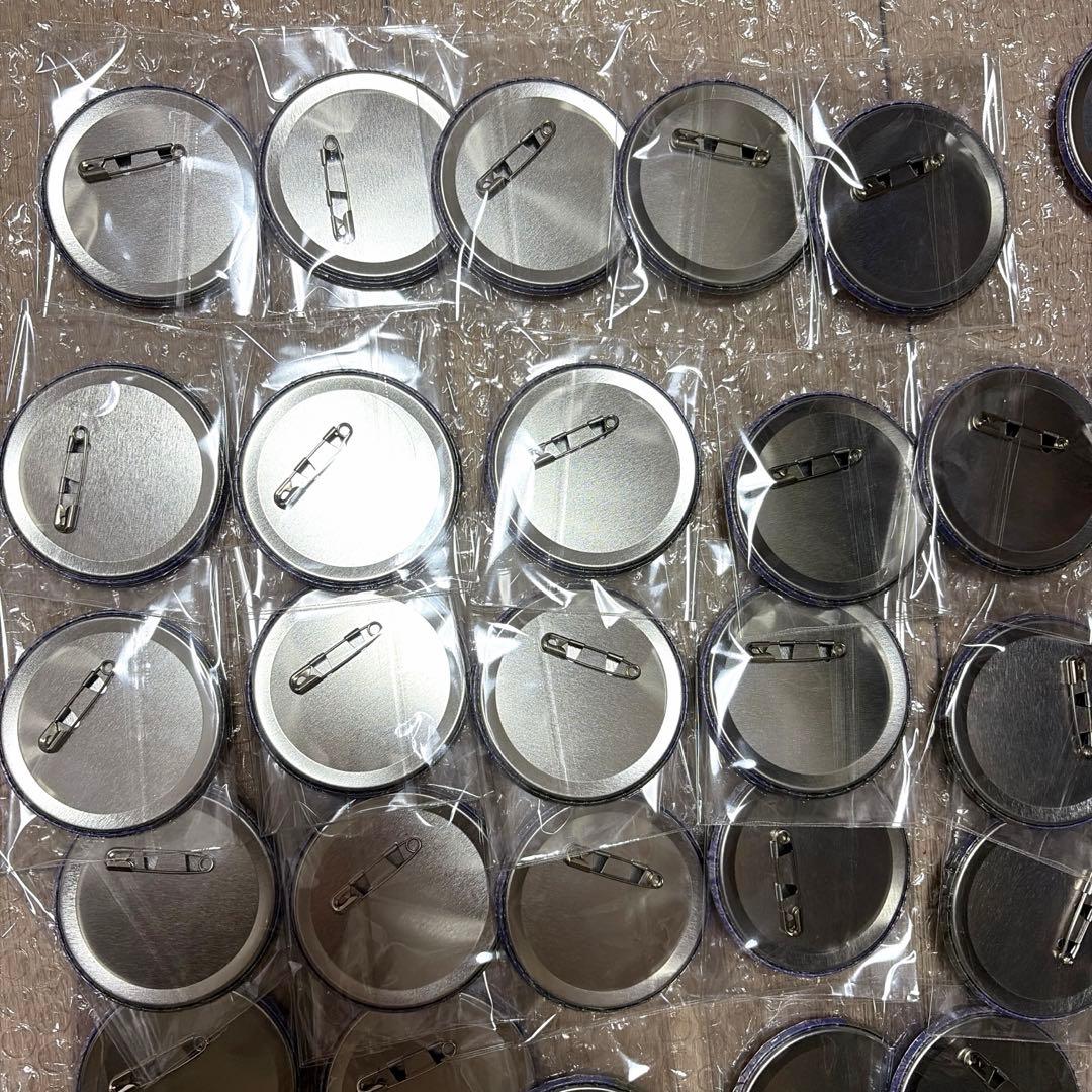 進撃の巨人 描き下ろし 座り 缶バッジ ハンジ 32点 色紙 おまけあり