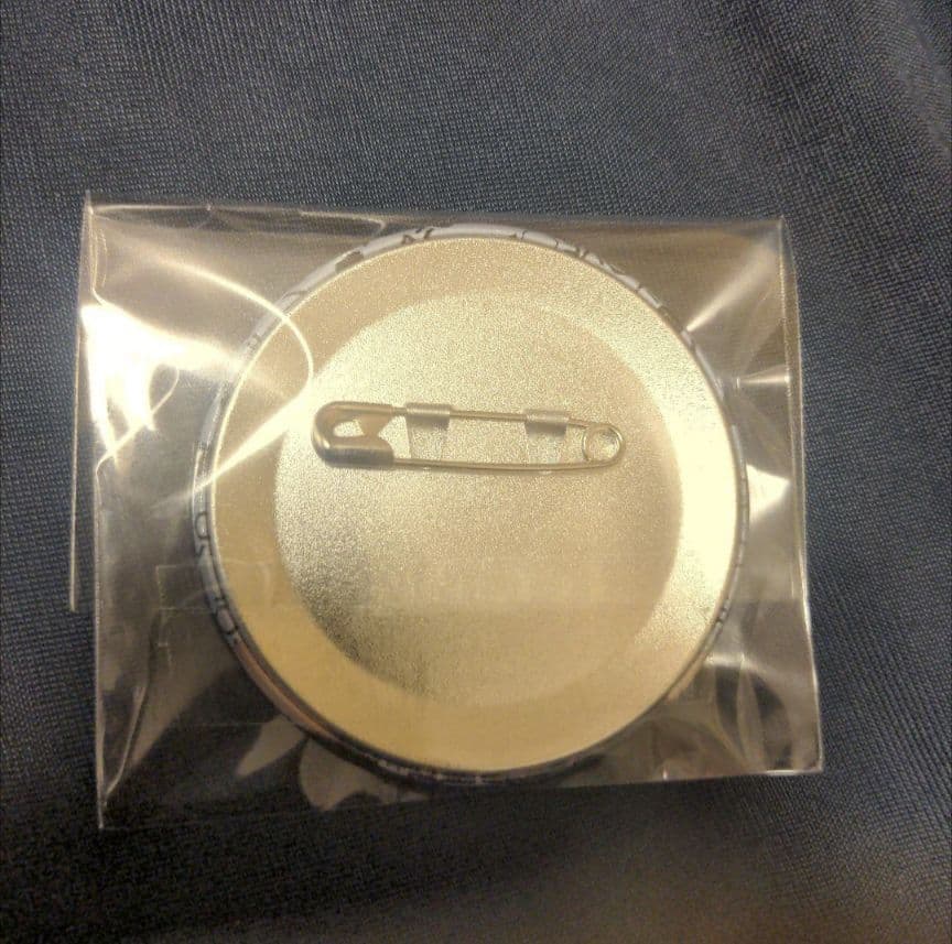 野口衣織 アリーナツアー2025缶バッジ 黒衣装 イコラブ ＝LOVE - メルカリ