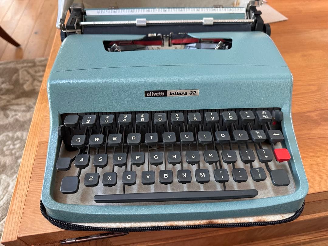 Olivetti Lettera 32 水色 タイプライター 本体 OLIVETTI Lettera 32 タイプライター インクリボン交換済み – zakka