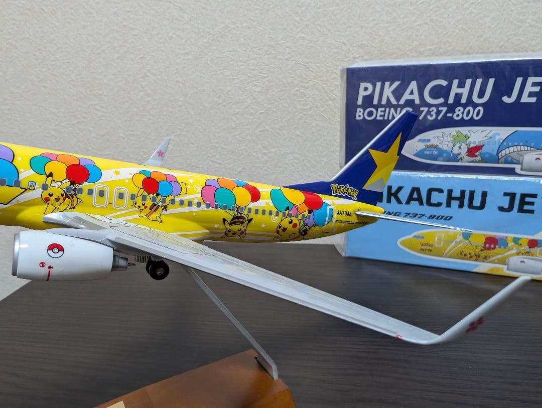 ピカチュウジェット モデルプレーン 2機 & 機内販売グッズセット