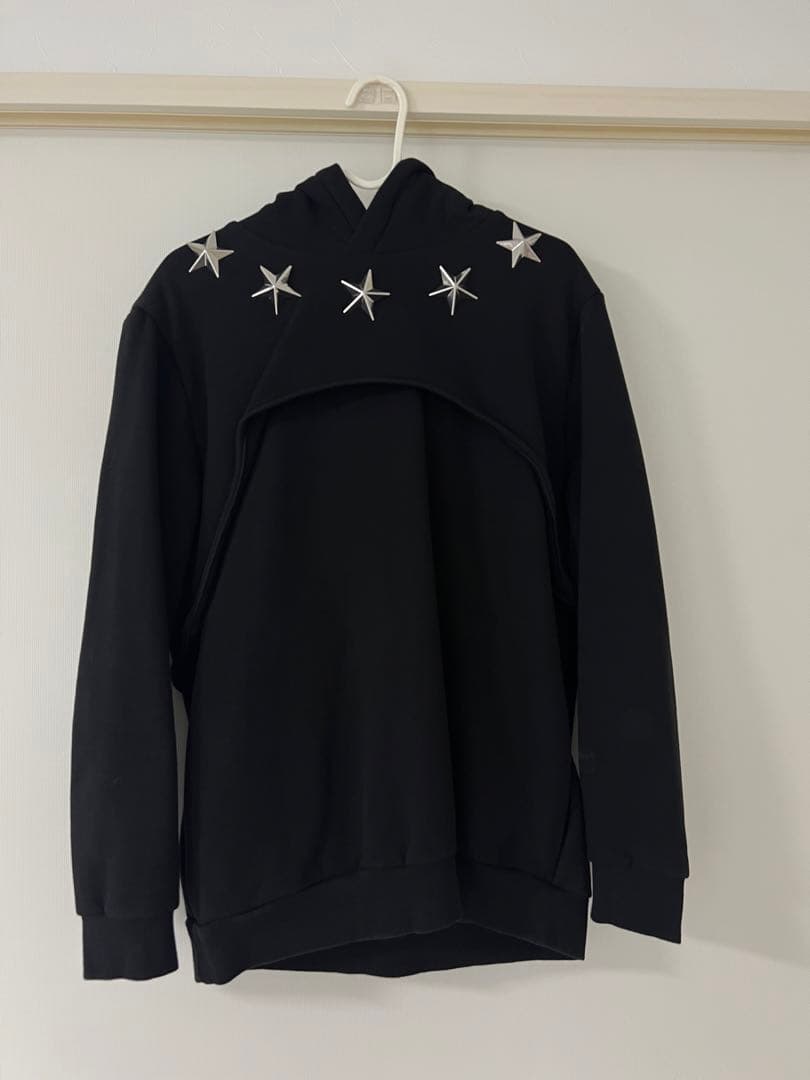 GIVENCHY ブラック 星装飾 メンズパーカーS GIVENCHY (ジバンシィ) 裏毛 シャンデリアモチーフ プルオーバー