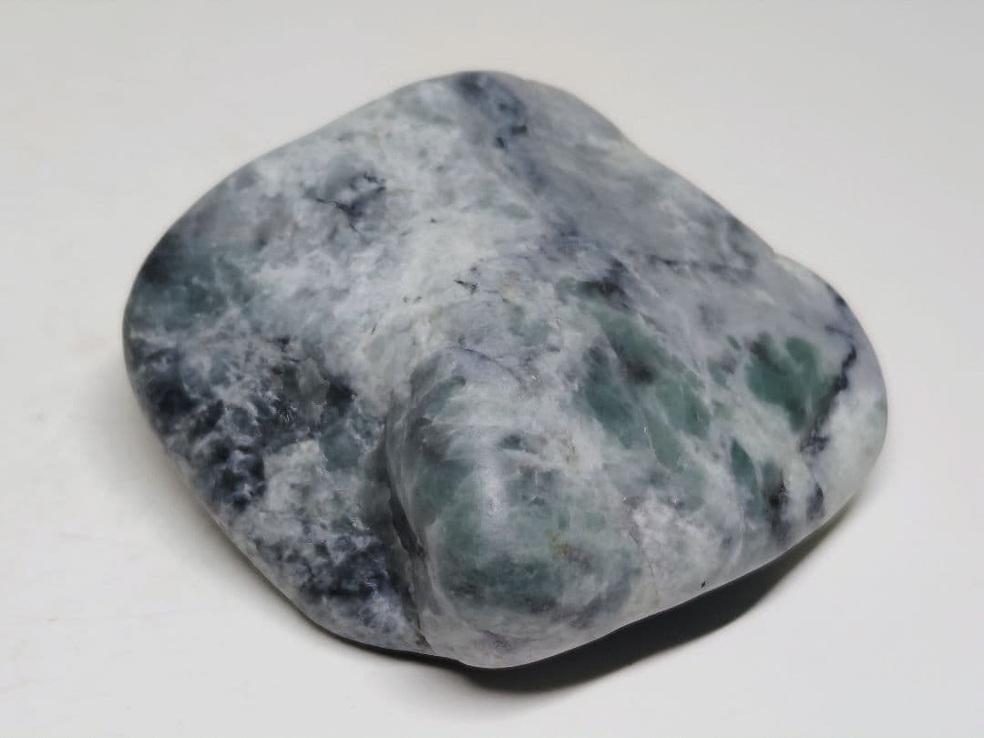 糸魚川157 翡翠 134g ヒスイ 原石 鑑賞石 自然石 誕生石 鉱物 鉱石