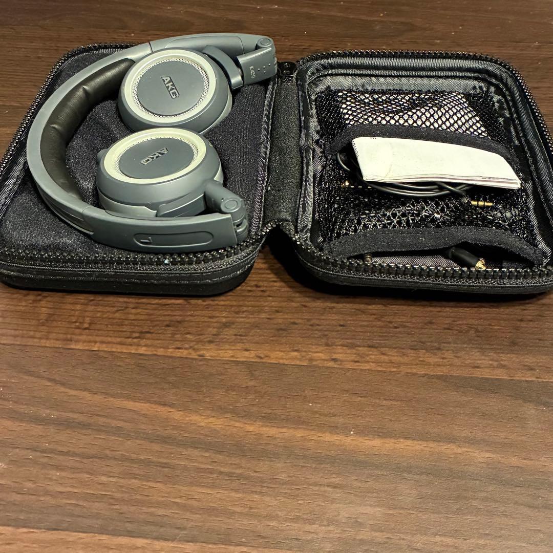 AKG 有線ヘッドホン グレー 収納ケース付き - メルカリ
