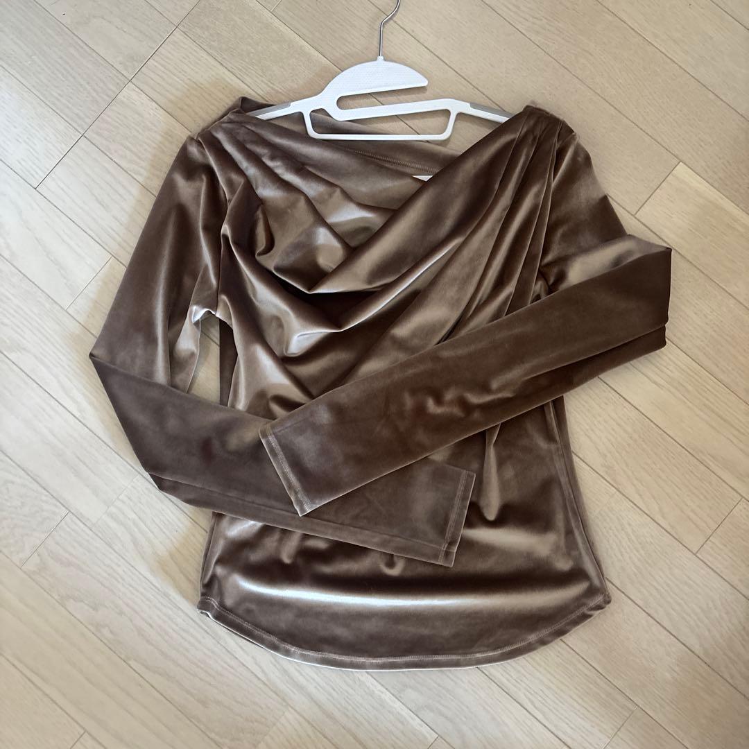 新品タグ付poláura】グロッシーベロアドレープトップス(polaura