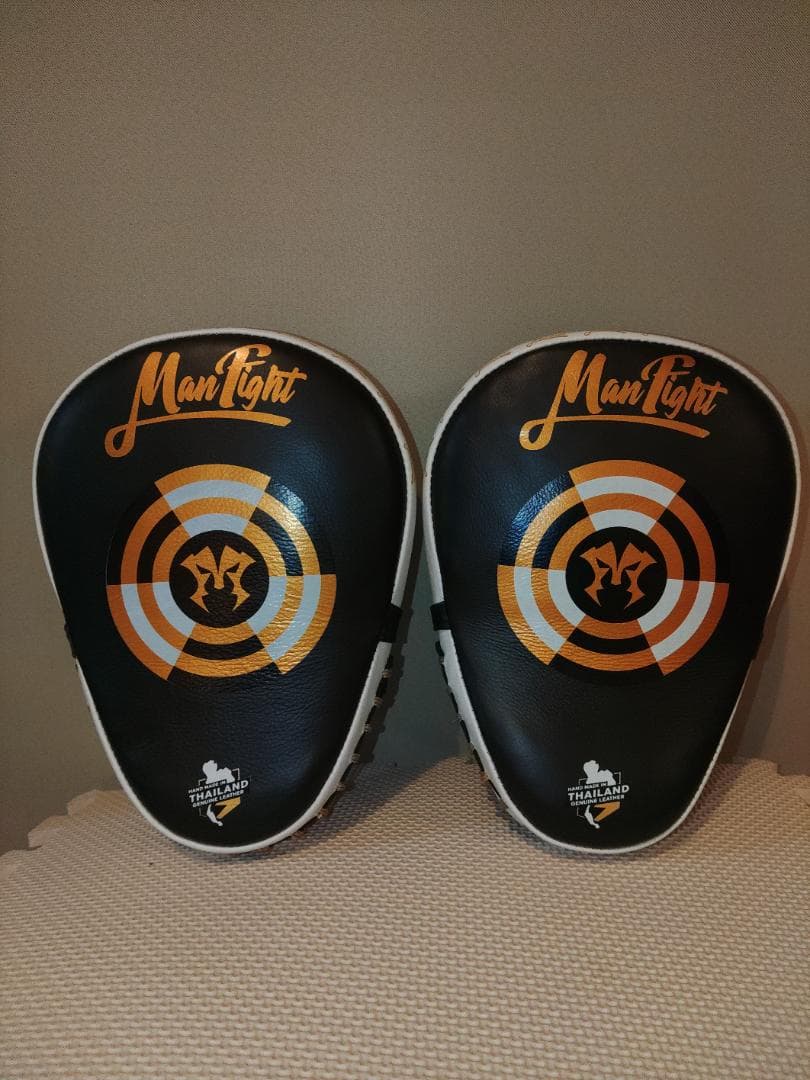 【未使用】Man Fight パンチングミット MAN FIGHT マンファイト パンチングミット カーブ型 黒/赤 本革製 1組