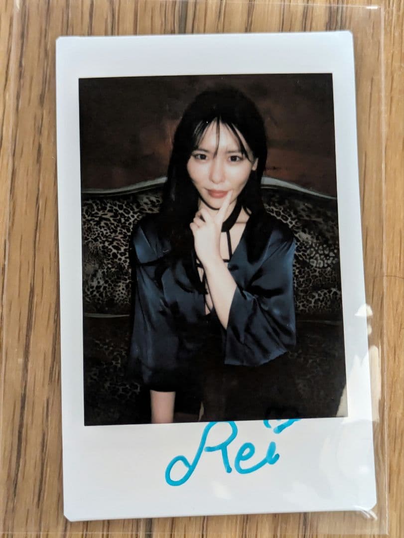 黒島玲衣 サイン チェキ S1 専属 女優 ネイビー シャツ - メルカリ