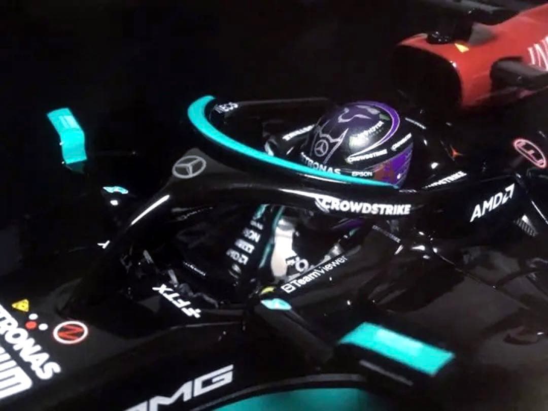 ミニチャンプス 1/18 メルセデスAMG W12ハミルトン w/100勝ボード