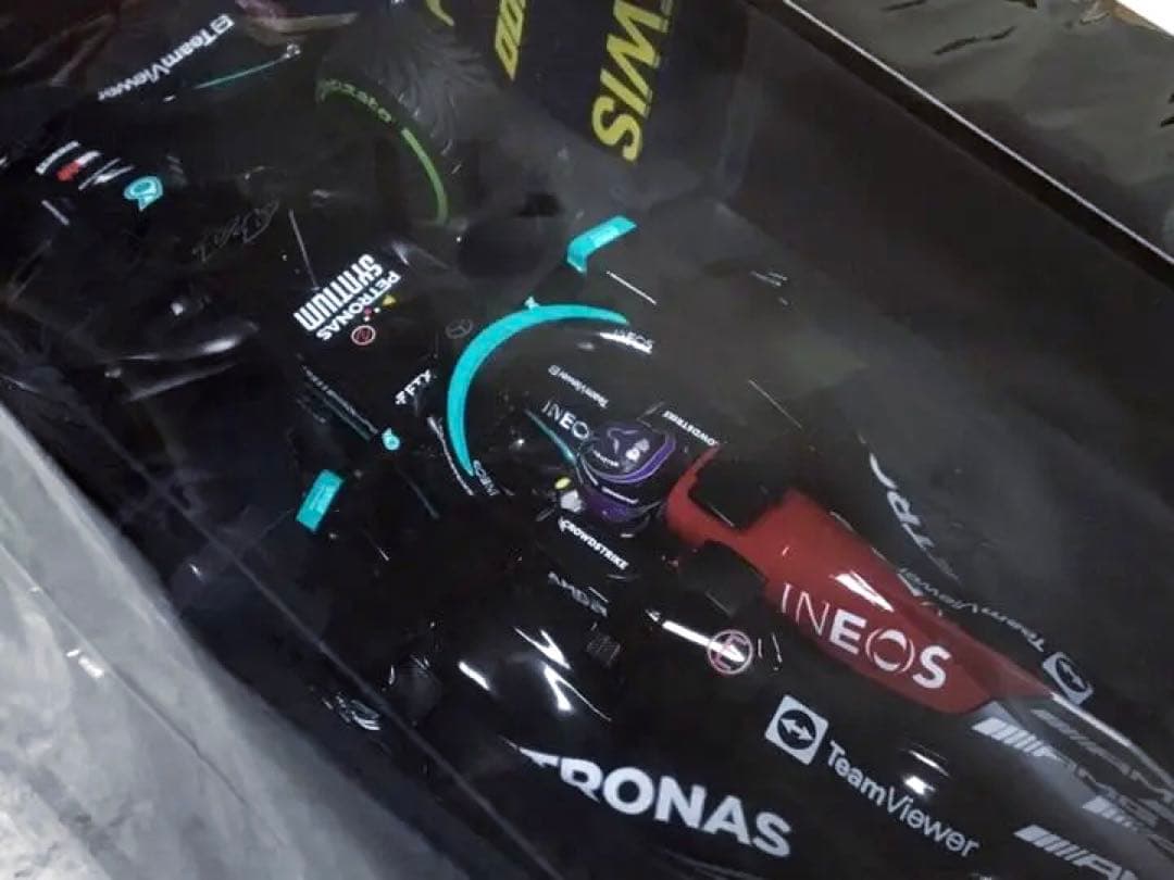 ミニチャンプス 1/18 メルセデスAMG W12ハミルトン w/100勝ボード