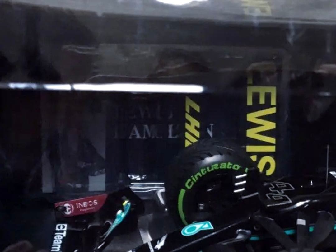 ミニチャンプス 1/18 メルセデスAMG W12ハミルトン w/100勝ボード