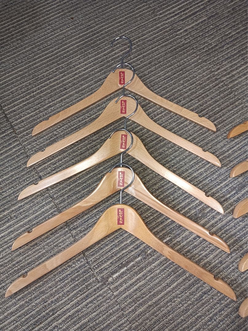 八5929【美品】Levis リーバイス 木製ハンガー10本セット - メルカリ