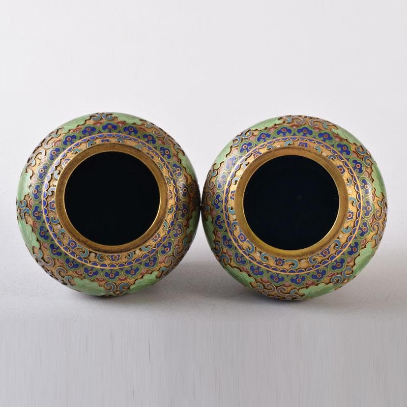 中国 古七宝琺瑯彩 獅子摘 花草文瓶 蓋壷 唐木台付 一對 V 7451 - メルカリ