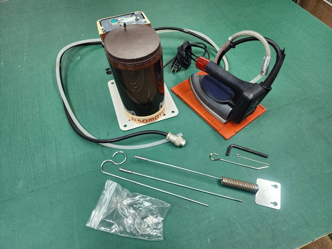 中古　ナオモト　アイロン 　HYS-410P　お掃除金具セット付き ナオモト工業 NAOMOTO ハイスチームアイロン（電磁卓上ポンプ式