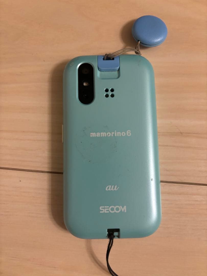 子供携帯 mamorino6 水色 ストラップ付きau、カメラ連動防犯ブザーなど