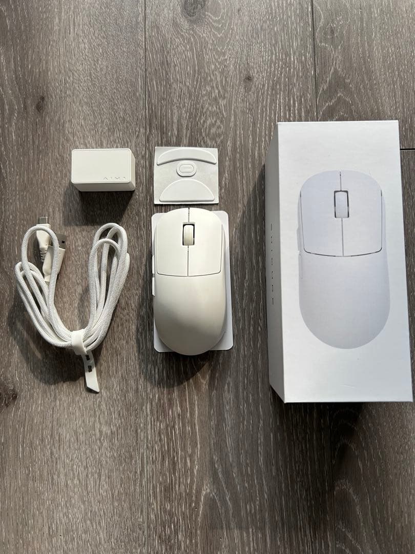 AIM1 時雨 ゲーミングマウス　白 AIM1 時雨レビュー：約47gと軽量ながら高耐久、オールホワイト