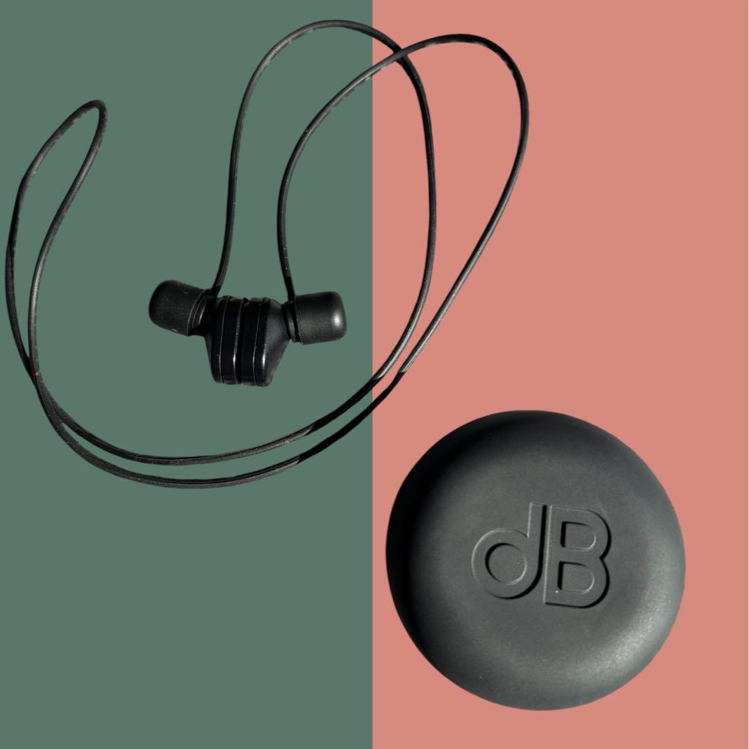 dBud 音量調整可能なイヤープラグ 【ブラック】 - メルカリ