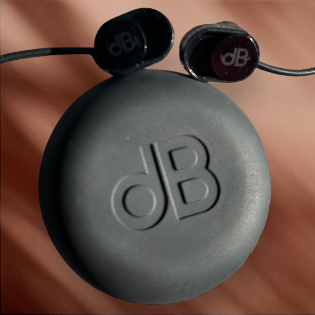 dBud 音量調整可能なイヤープラグ 【ブラック】 - メルカリ