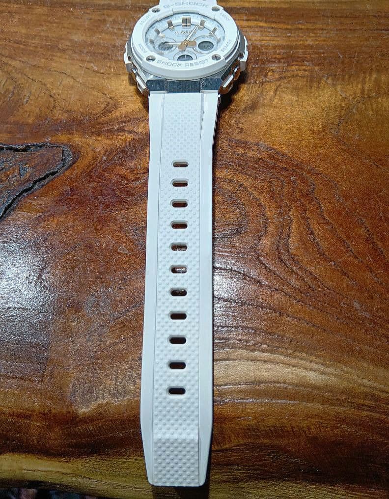 カシオ　G-SHOCK GST-W300 -7AJF　ホワイト　箱ごとメルカリ便