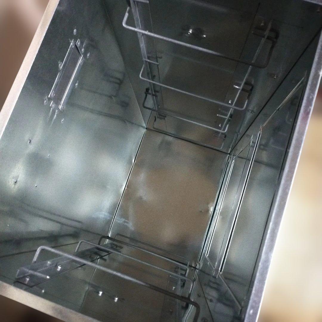 新品・未使用!!】亜鉛引き鉄板 燻製器 ドア3つ 4段棚 - バーベキュー