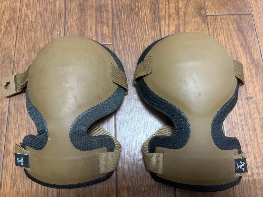 ニーパッド　アークテリックス　膝プロテクター サバゲー　実物 ARC'TERYX LEAF（アークテリクス リーフ）Combat Knee Caps