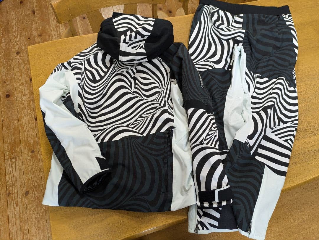 2024 オンヨネ ONYONE ゼブラ柄 スキーウェア上下 サイズO - メルカリ
