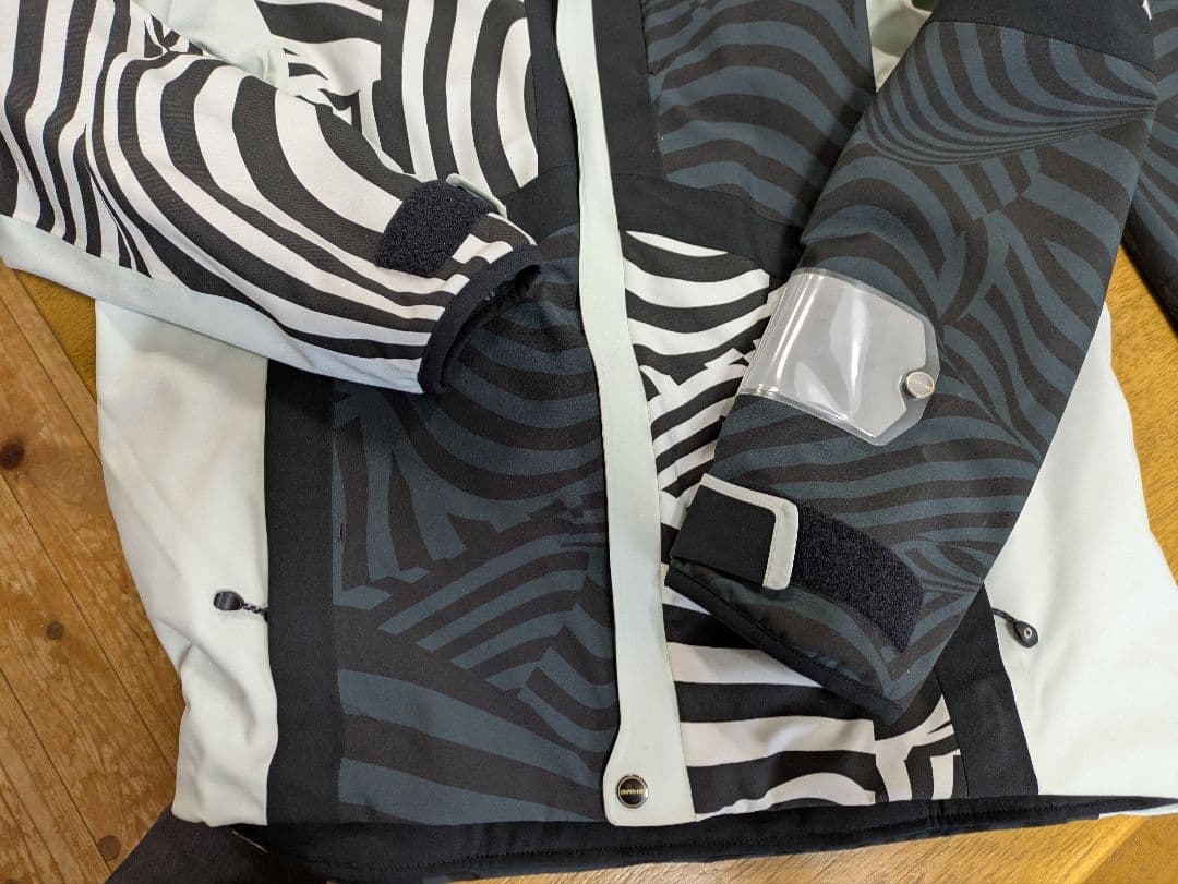 2024 オンヨネ ONYONE ゼブラ柄 スキーウェア上下 サイズO - メルカリ