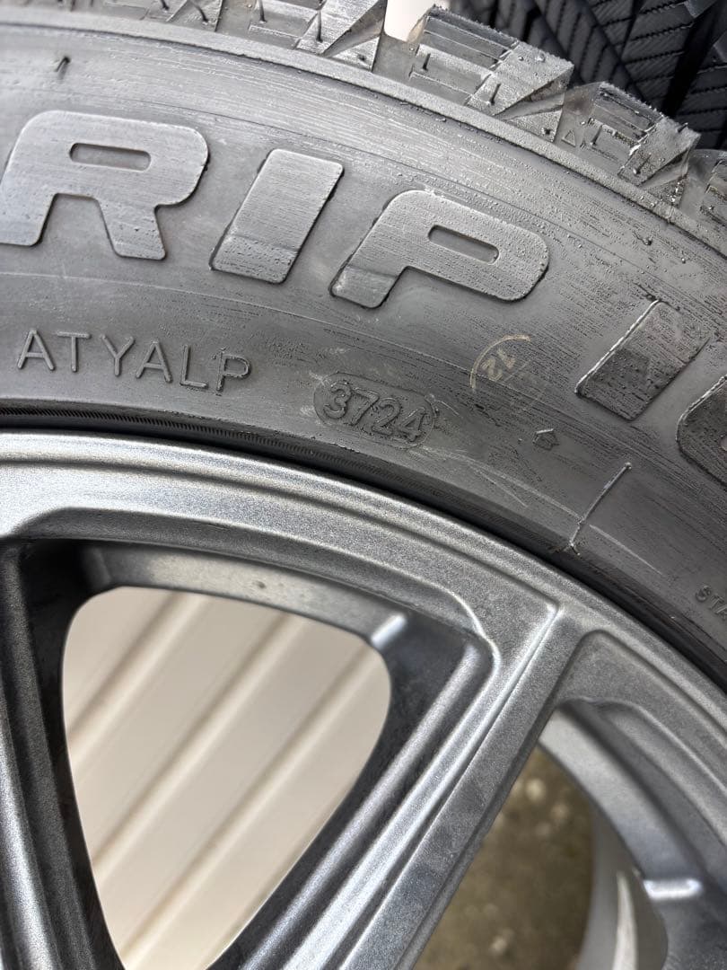 スタッドレスタイヤ４本セット　185/60/R15