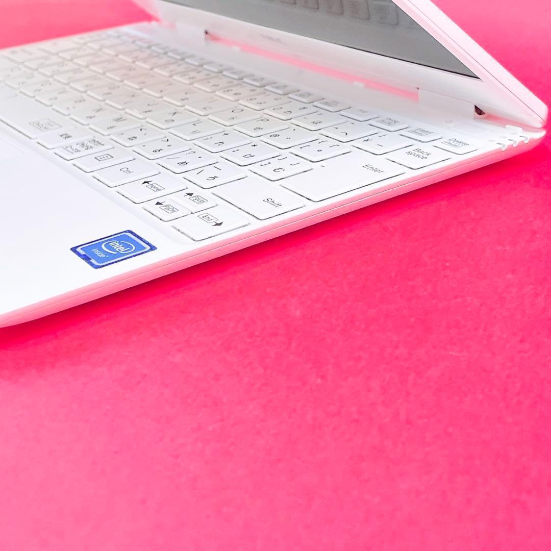 バッテリー良好❣️小型軽量✨️薄型ノートパソコン✨️可愛い白