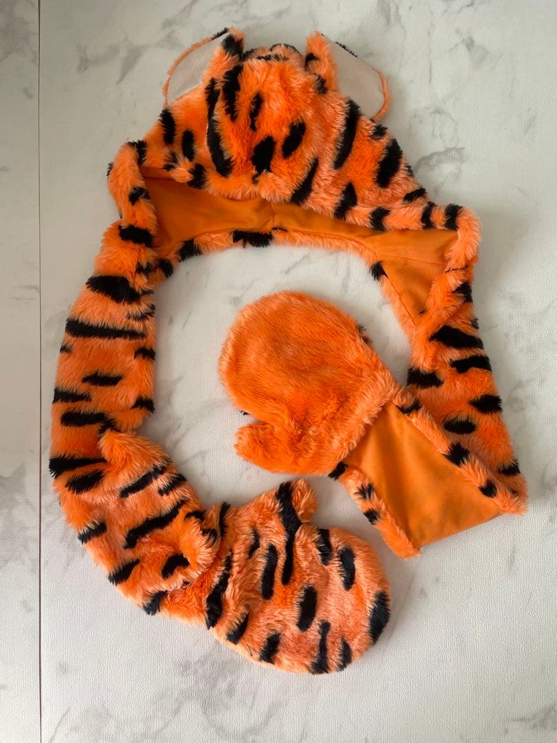 ディズニー ティガー 被り物 (ファンキャップ) マフラー 手袋 - メルカリ