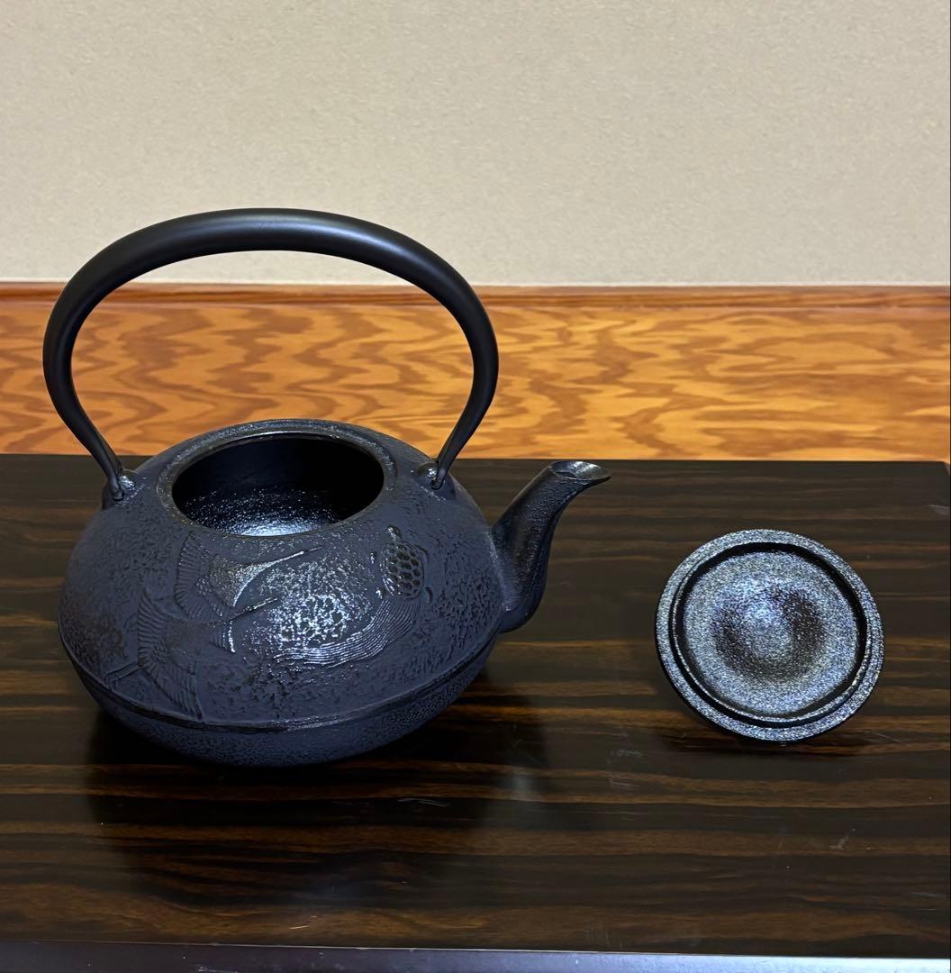 本場 南部鉄器 鉄瓶 鶴亀 1.2ℓ 黒い鉄瓶 - メルカリ