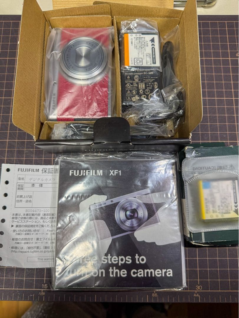 未使用品 FUJIFILM XF1 RED おまけバッテリー付き - メルカリ