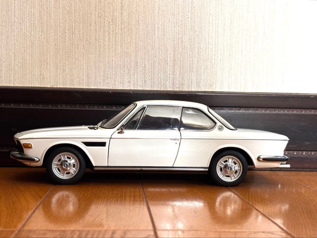 激レア品　BMW 3.0 CSI ミニカー ホワイト　1/18