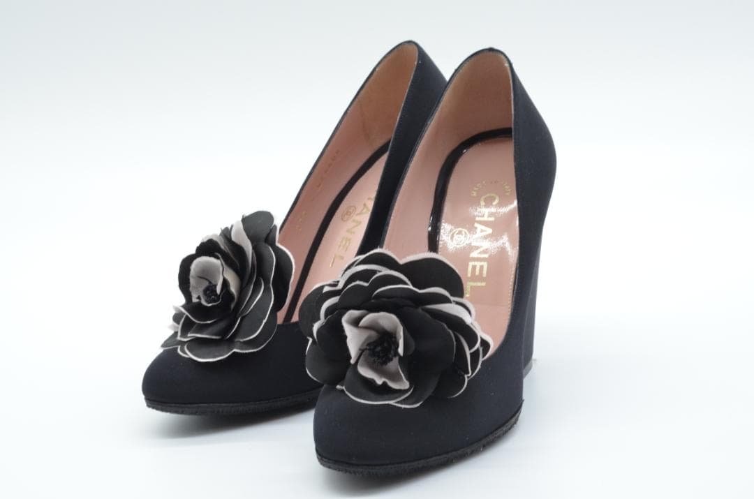 【売り切り処分価格】シャネル カメリア サテン チャンキーヒール パンプス イベントパーティに最適】CHANEL☆パンプス☆大胆なカメリア (CHANEL