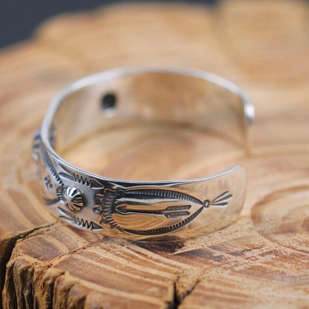 ラリースミスSHELL REPOUSSE THUNDER BIRD BANGLE