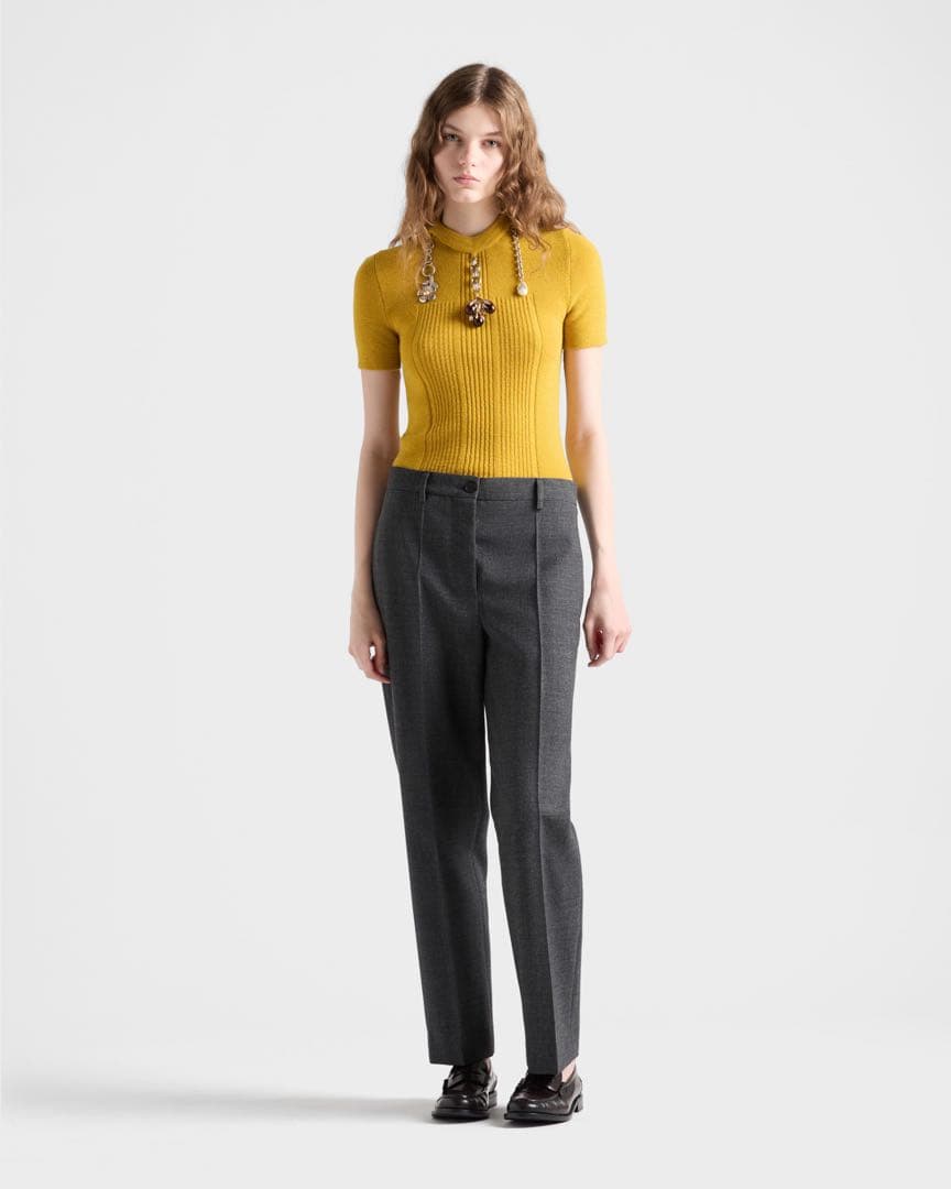 プラダ 正規品 ペンダント付きイエローニット ファッションショー