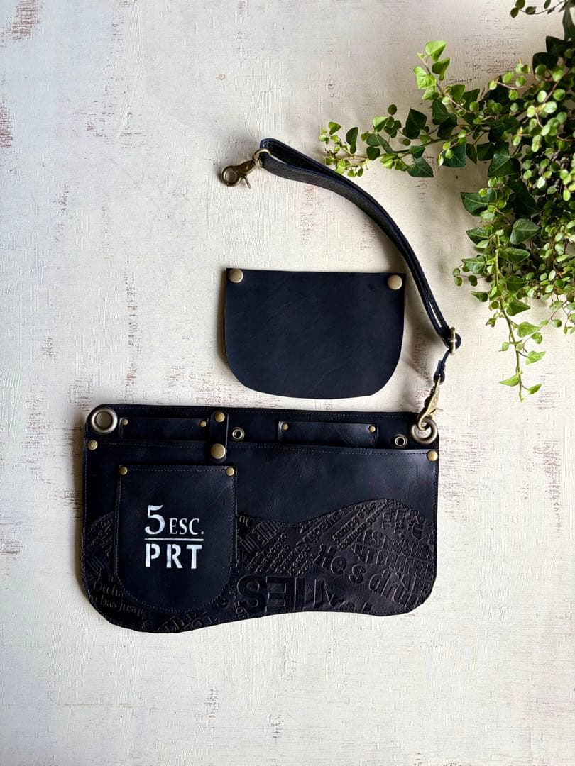 牛革ブラック、アルファベット型押しブラックのエプロンシザーケース 楽天市場】【数量限定】国内シザーケース専門メーカー 職人手作り