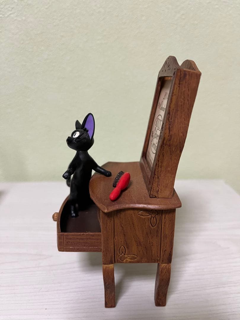 ジジ　魔女の宅急便　　カレンダー　アンティークドレッサー