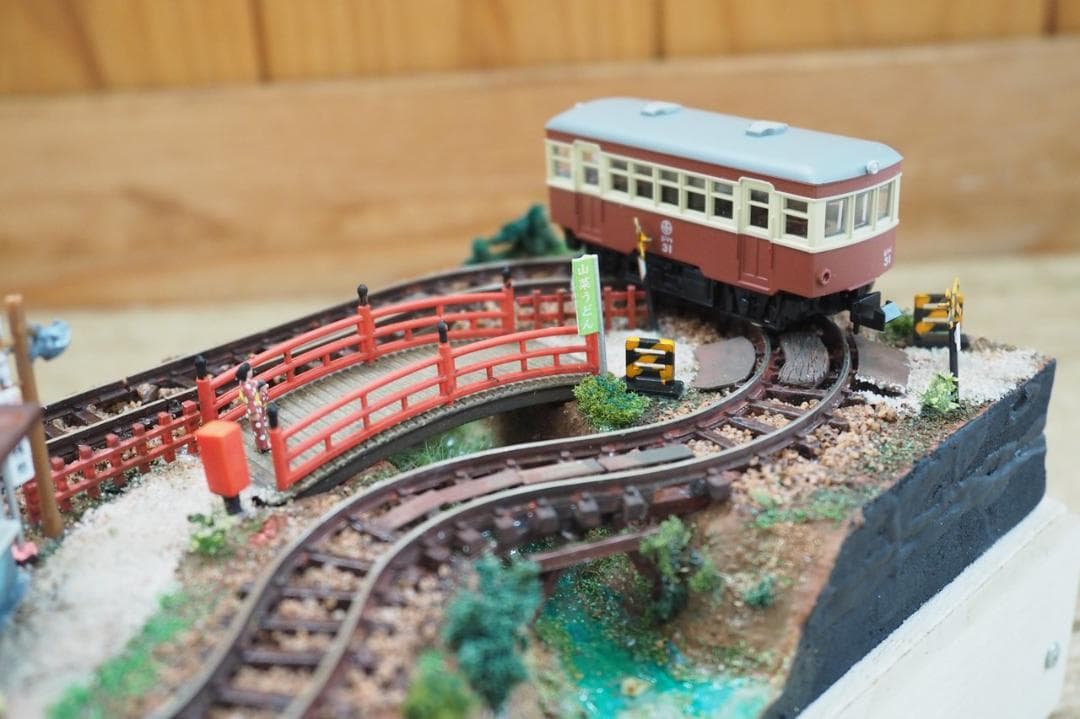鉄道模型】ミニジオラマ「温泉街」動力車・照明付き ハンドメイド