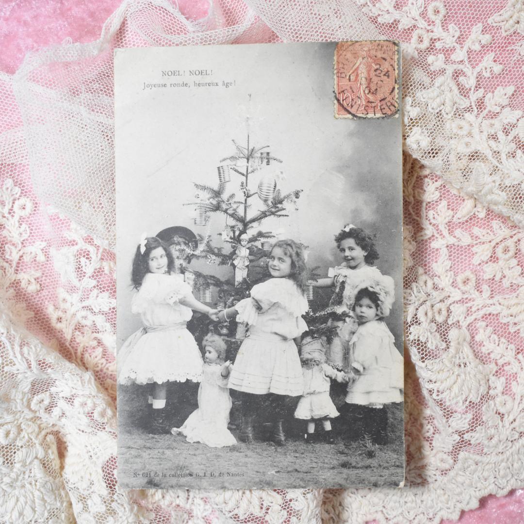 *アンティークポストカード　1904年のクリスマスを楽しむお人形と少女たち アンティークポストカード お人形を抱く愛らしい少女 H.Manuel P010