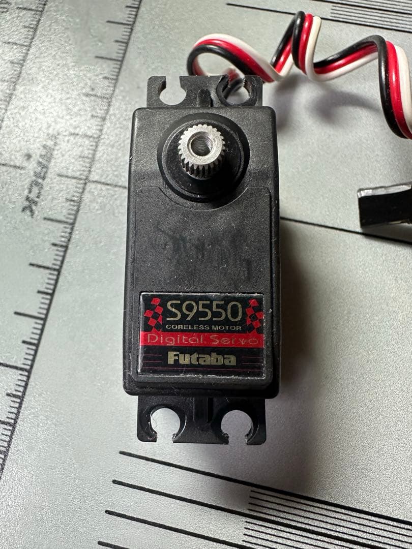 フタバ　デジタルサーボ　S9550×2（ロープロ）　S9451×1（標準サイズ）